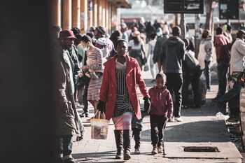 Women and children are especially at risk of violence and crime in South Africa. Therefore, the project has a special focus on them. © GIZ/ Stefan Möhl