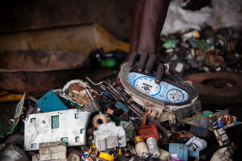 Manual disassembly of e-waste at an informal scrap yard. ©GIZ/Veronika Johannes