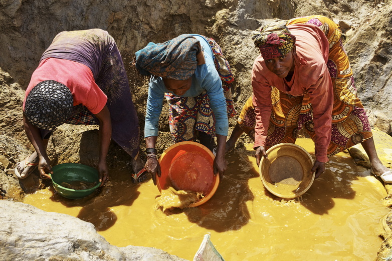 Trois femmes travaillent dans l'exploitation minière artisanale. Copyright : GIZ