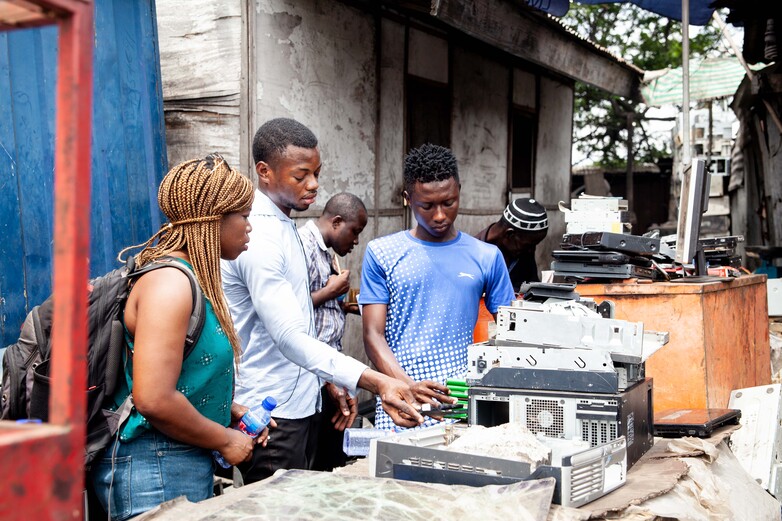 A group of young entrepreneurs visit a waste disposal site. © GIZ/Veronika Johannes