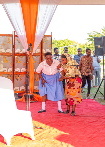 Two women act out a play on gender-based violence. Copyright: GIZ Tanzania