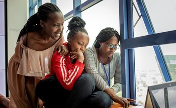 gizIMAGE-three-girls-in-ruanda-using-a-laptop