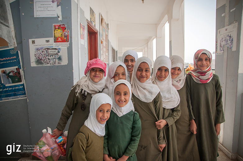 A group of schoolgirls in the school corridor GIZ/Fadhl Al-Amdi