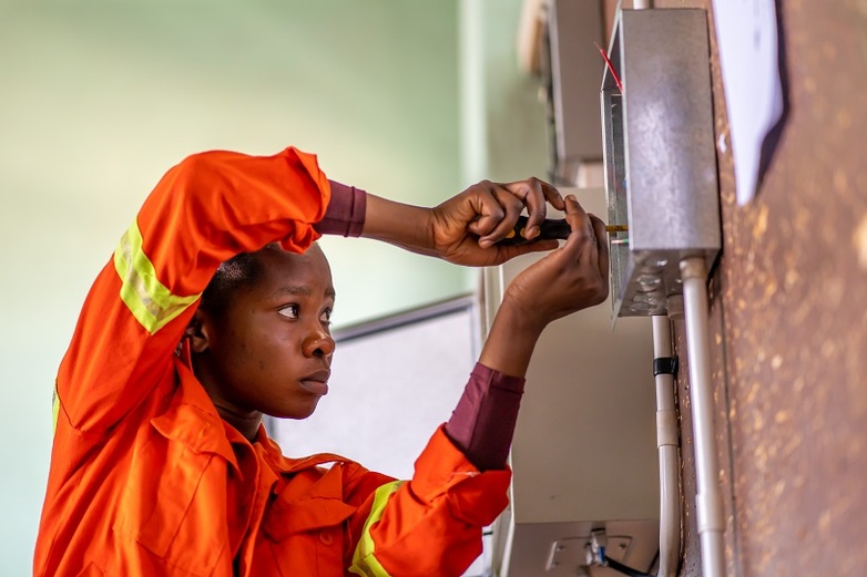 Budding female solar electrician at a Zambian vocational school. Copyright: GIZ / Luke Katemba
