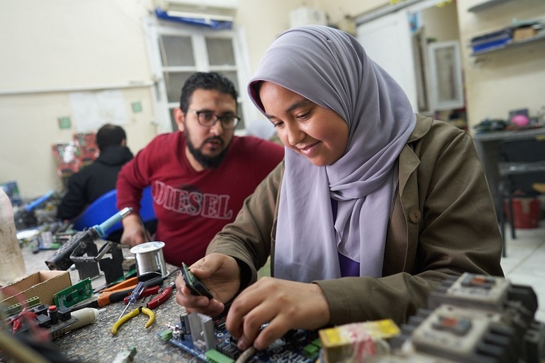 One of the students has her training on electronics. Copyright: GIZ