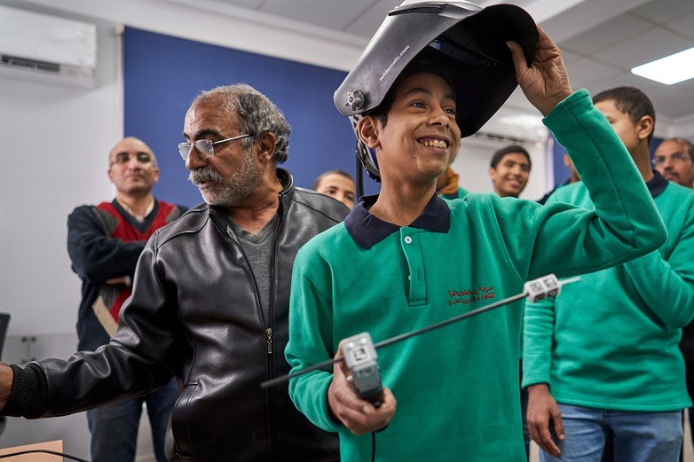 Dual Education students train on welding through Virtual Reality.   Copyright: GIZ