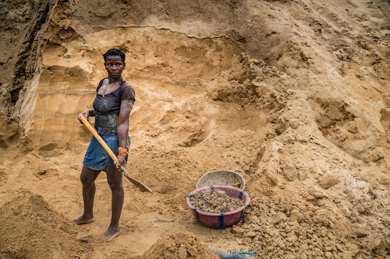 A woman mines zirconium in artisanal small-scale mining in Sierra Leone  ©GIZ/Michael Duff
