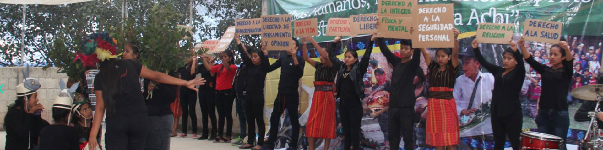 Varias personas sostienen carteles durante un festival.