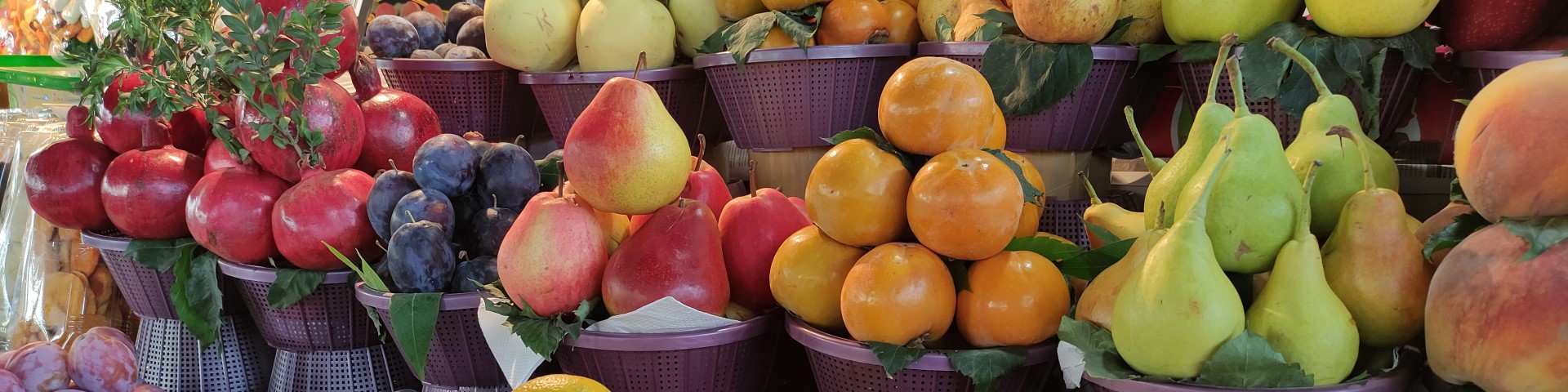 Different fruits are placed next to each other in baskets.