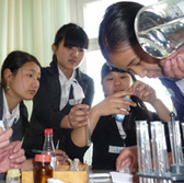 Pupils conduct an experiment in a natural sciences class in Kyrgyzstan. © GIZ 