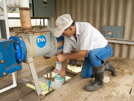 Cantillo flicks the switch: the Costa-Rican is happy that things have quietened down at the village thanks to the biogas plant. 