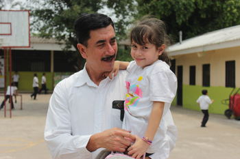 Honduras. A schoolgirl and her father in the programme area. © GIZ