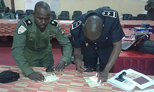 Niger. Police officers attend a training course on forged documents. © GIZ