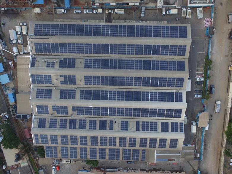 Hybrid solar system on the roof of an industrial building in Nigeria. Copyright: GIZ / Truss Associates