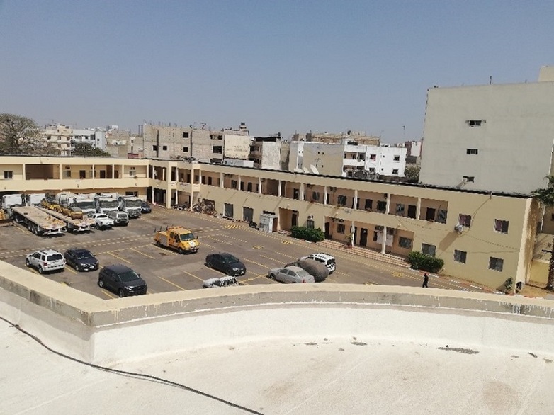 The roof of a building with a view of parked cars in Dakar. Copyright: GIZ