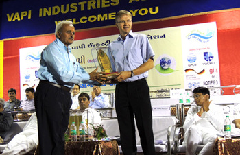 Mr. Heiko Warnken, Head Economic Cooperation & Development, Embassy of the Federal Republic of Germany, New Delhi being felicitated on the occasion of concluding function of the Industrial Environment Improvement Drive (IEID) 2014