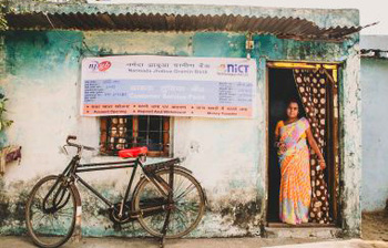 India. Bank services in a village provided by women of a self-help group © GIZ