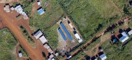 Vue aérienne d’un hameau rural doté d’un panneau solaire.