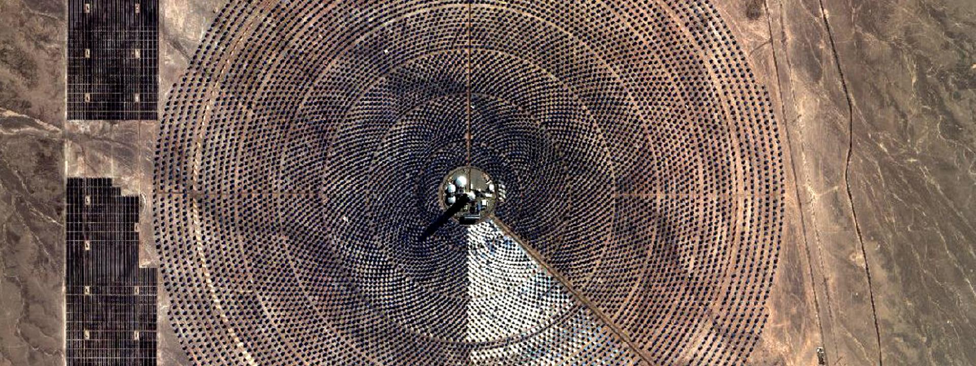 Luftaufnahme einer grossen Solarturmkraftwerksanlage in der Wüste.