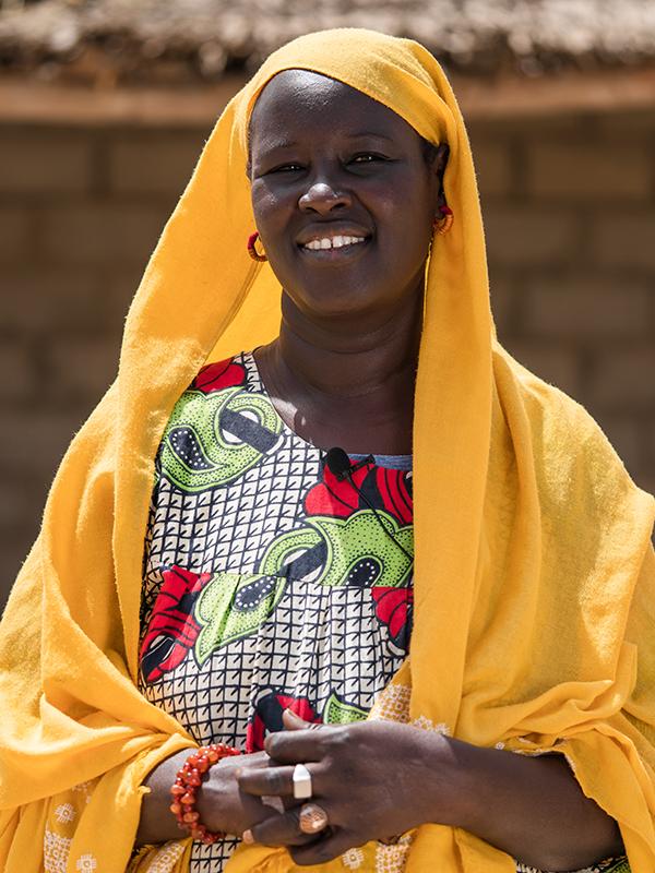 Eine Frau in farbenfroher Kleidung