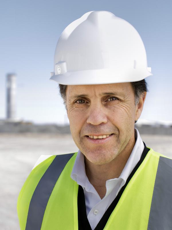 Fachkraft mit Helm und Warnweste