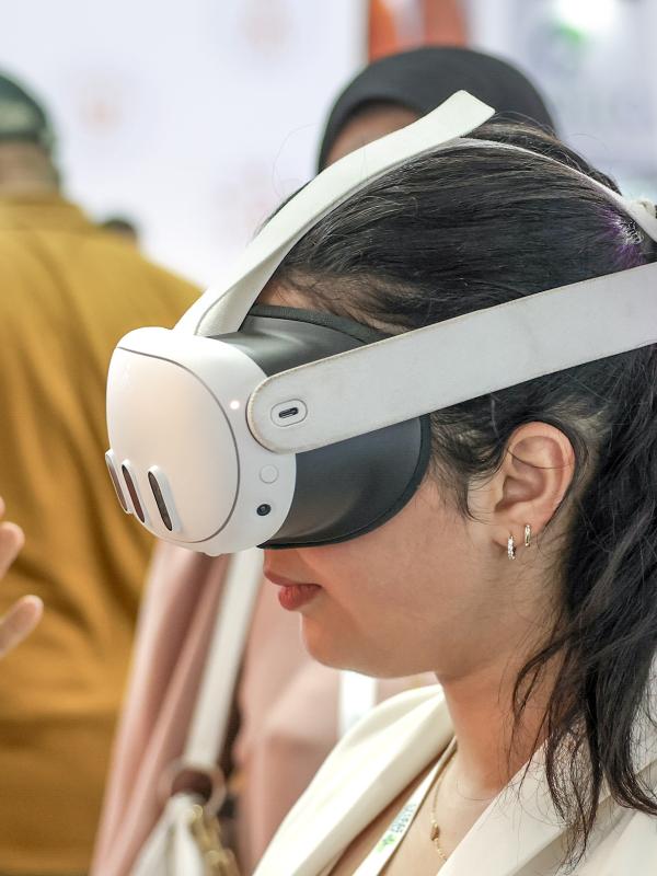 Junge Frau mit einer VR-Brille