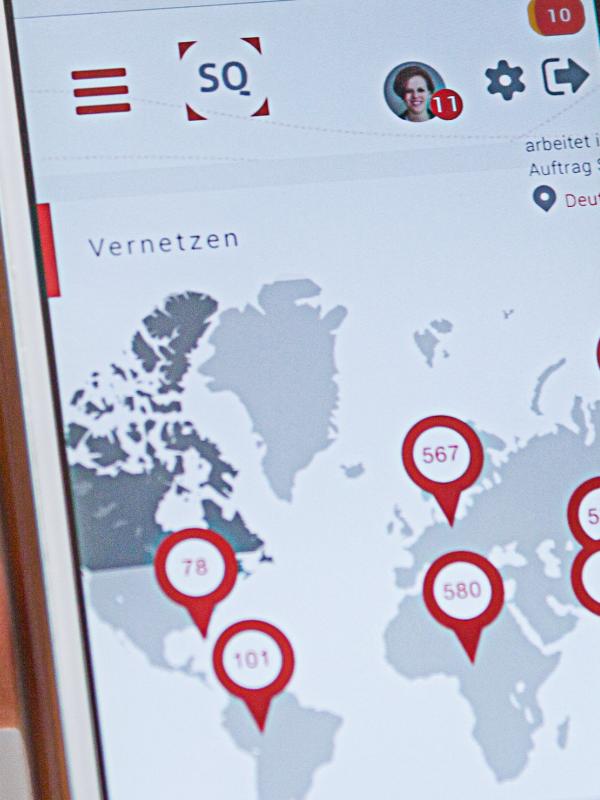 Smartphone mit einer Weltkarte