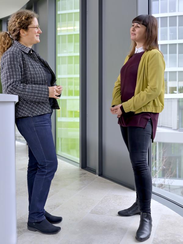 Zwei Frauen im Gespräch