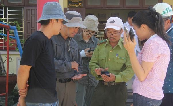 Man showing something on his phone to 3 coworkers
