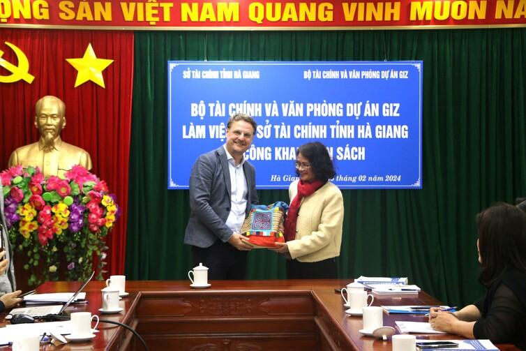 Representative of Ha Giang Province presenting tokens of appreciation to GIZ representative