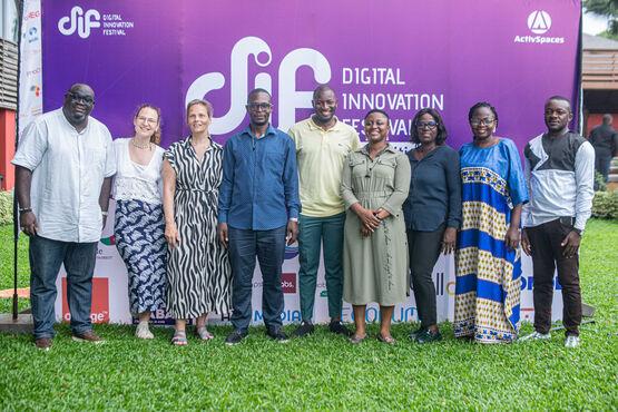 Gruppenbild vor einer Plakatwand im freien