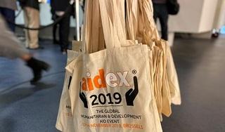 Viele Taschen von aidex 2019 hängen an einer Stange