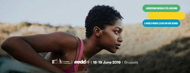 Man sieht eine Frau von der Seite, die nach vorne schaut