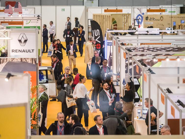 Blick von oben auf eine Messe