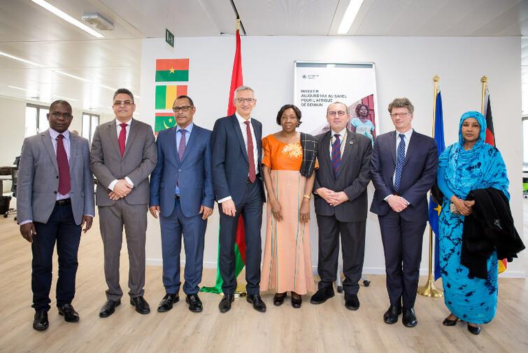 Viele Personen stehen nebeneinander