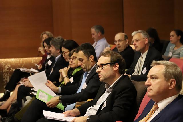 Viele Personen sitzen in einem Saal