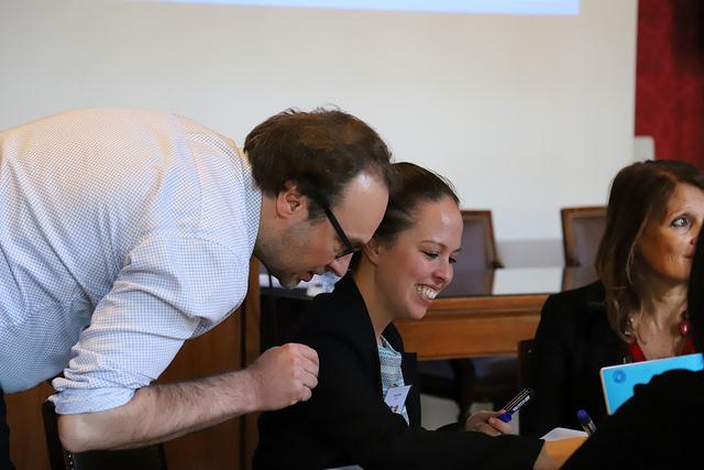 Ein Mann steht gebeugt neben einer Frau