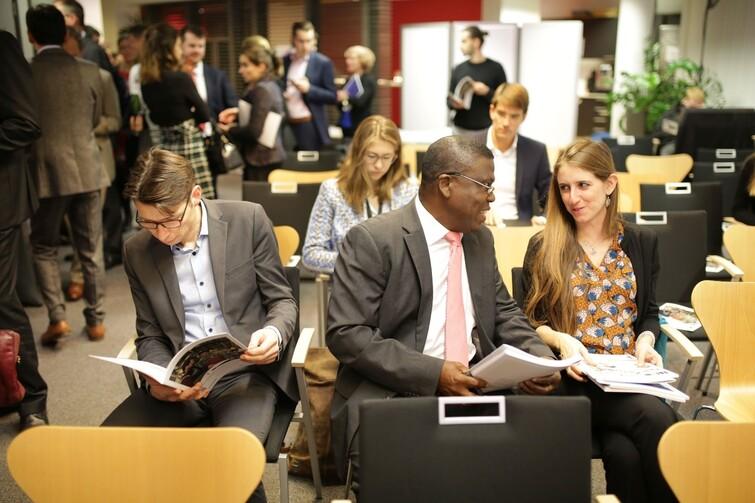 Mann spricht zu einer Frau