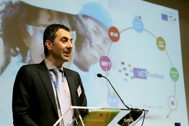 Ein Mann steht vor einer Präsentation