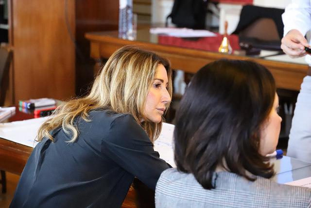 Frau sitzt neben einer anderen Frau