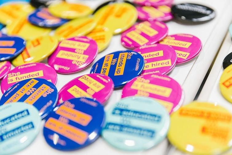 Viele bunte Ansteckbuttons