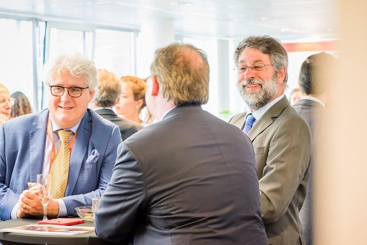 Drei Männer stehen an einem Tisch