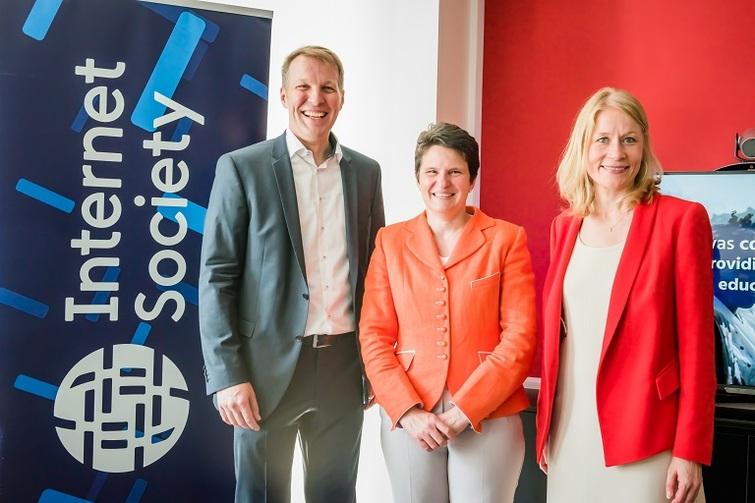 Ein Mann und zwei Frauen stehen nebeneinander