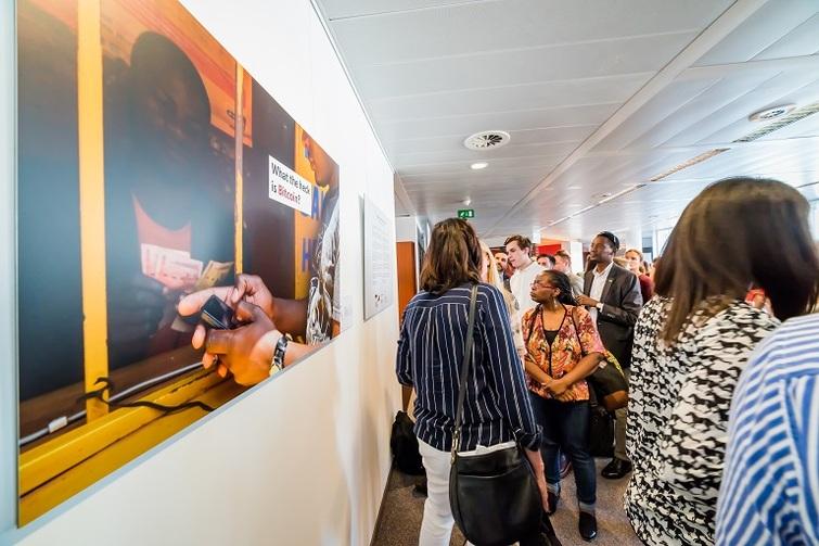 Viele Personen stehen vor einem Foto