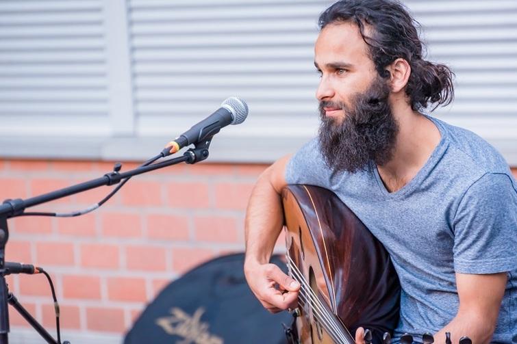 Mann hält eine Gitarre in der Hand
