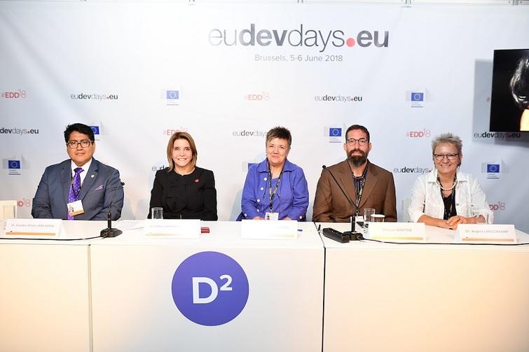 Personen sitzen an einem Tisch