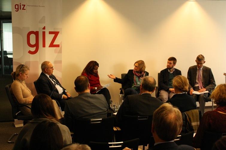 Personen sitzen nebeneinander auf Stühlen