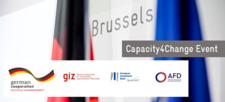 Weiße Wand mit der Beschriftung "Brussels"