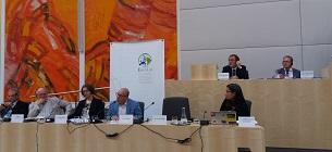 Personen sitzen auf einem Podium