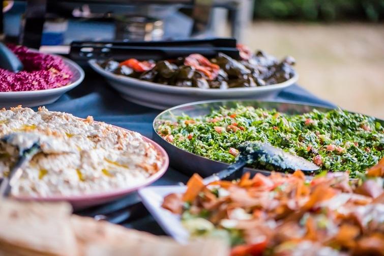 Große Platten mit verschieden farbigen Essen steht auf einem Tisch